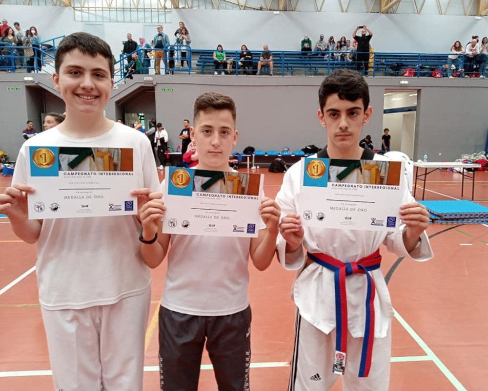 Alumnos en campeonatos de Taekwondo.