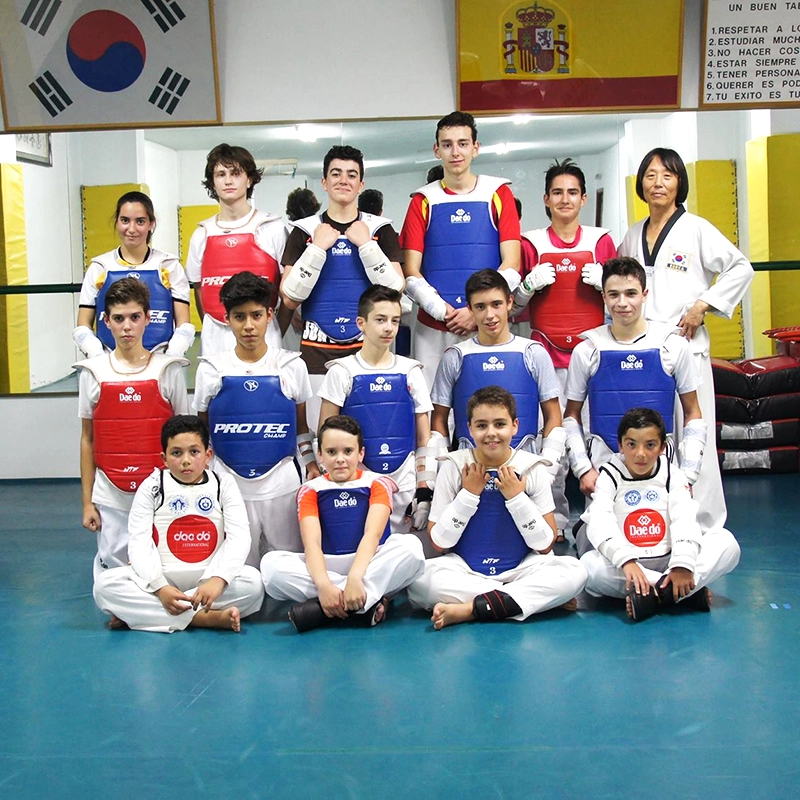 Maestro Cho con alumnos de las clases de nivel intermedio de Taekwondo en el Gimnasio Han-Yang.