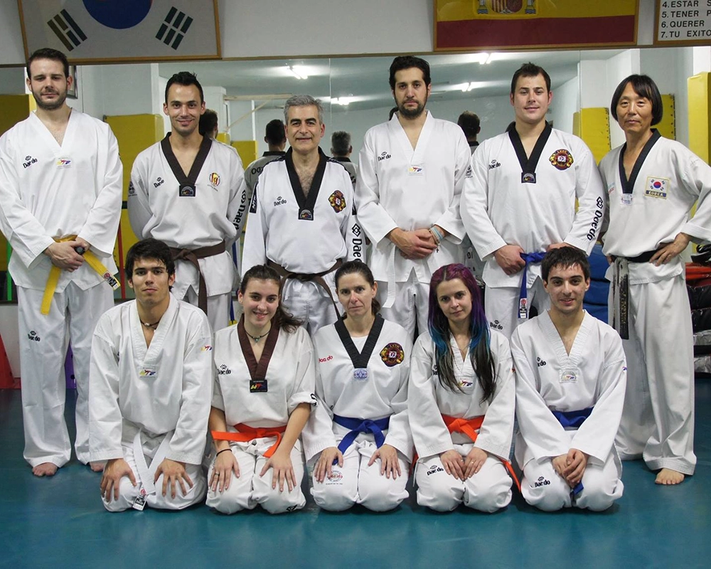 Maestro Cho con la clase de Taekwondo para adultos.