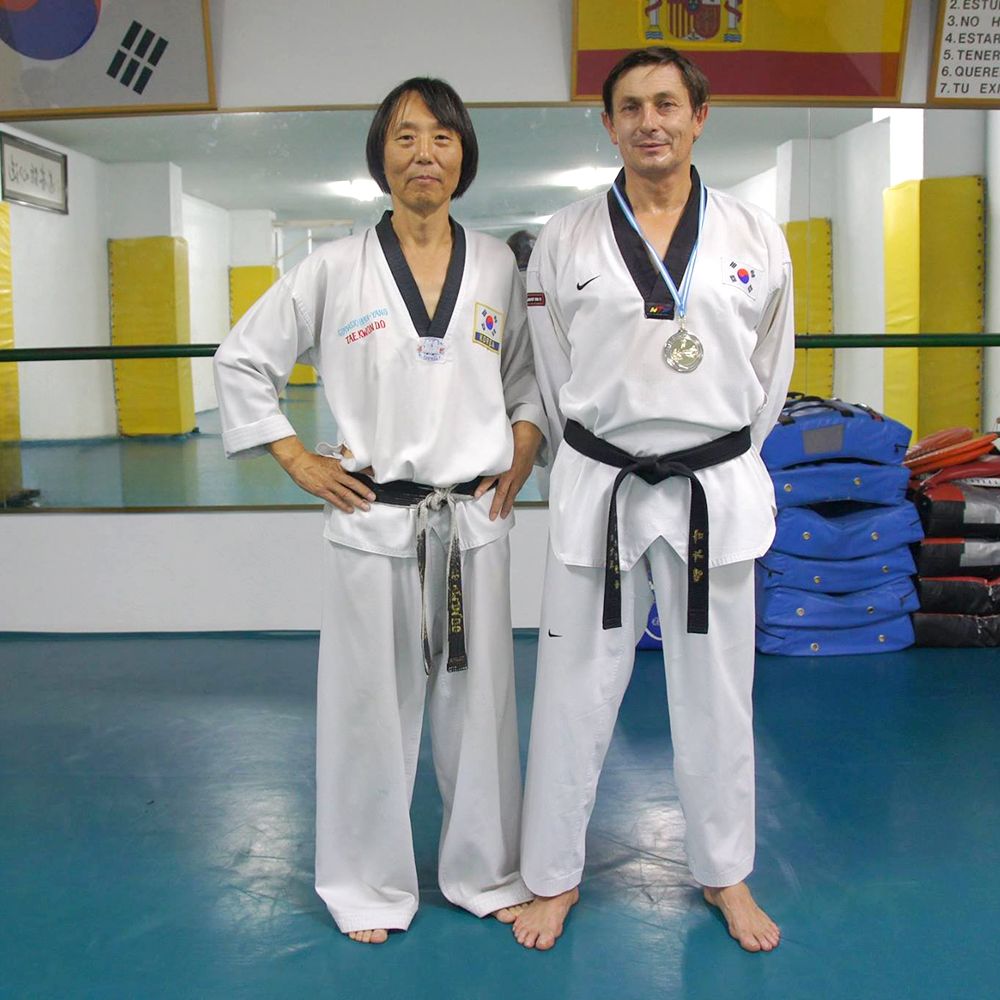 Maestro Cho con uno de los alumnos.
