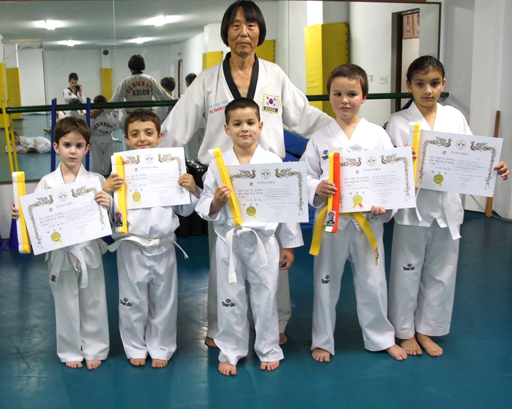 Maestro Cho con la entrega de diplomas de Taekwondo a los niñ@s de la clase.