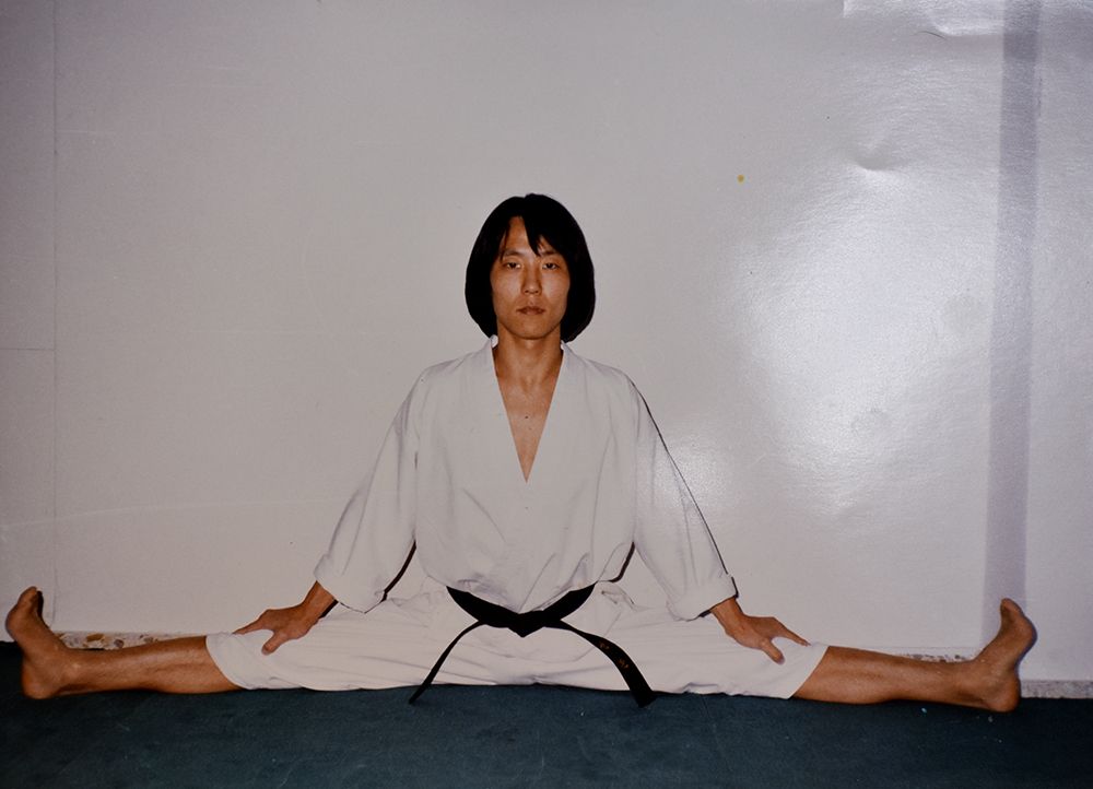 Maestro Cho posando sentado en el Gimnasio.