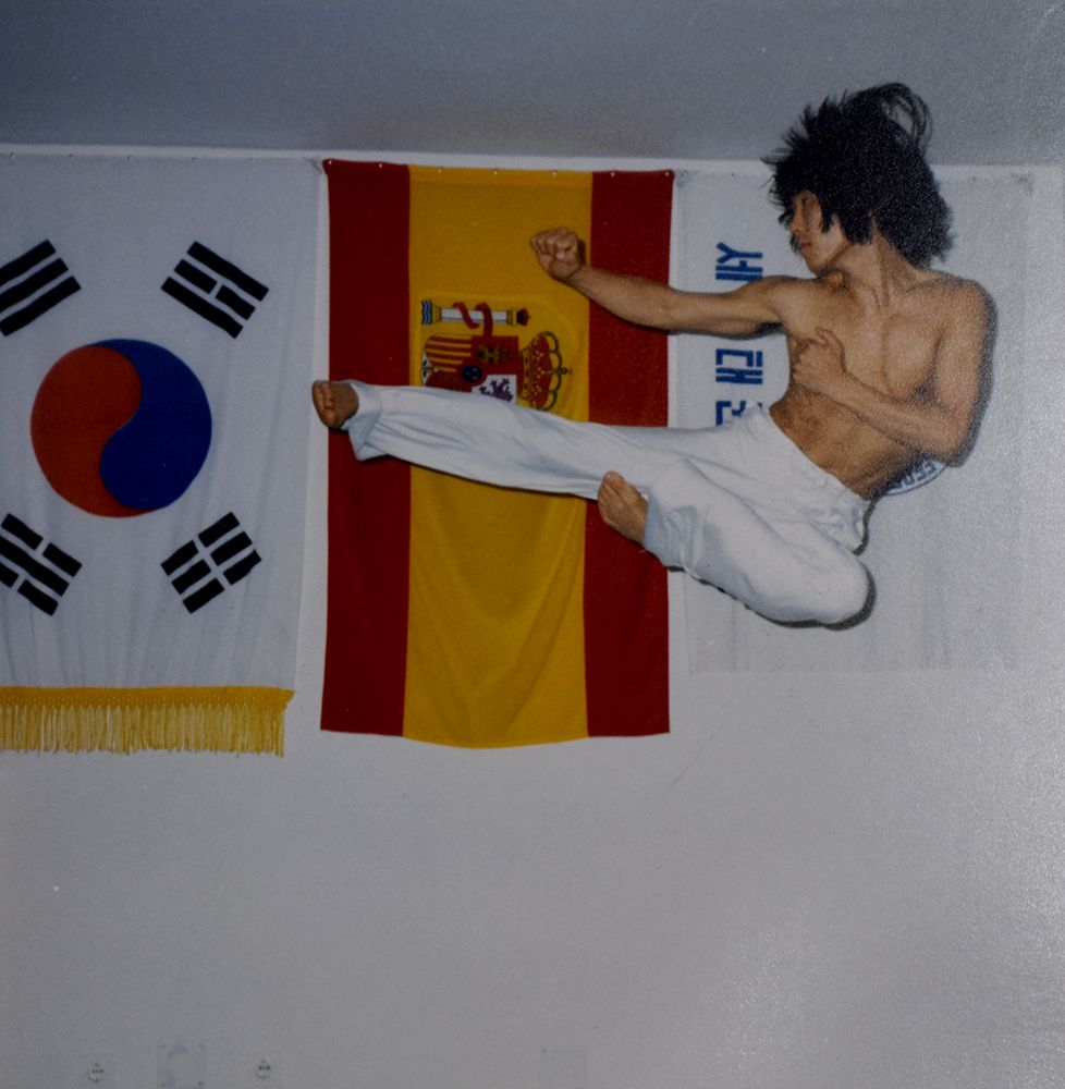 Maestro Cho realizando un salto.
